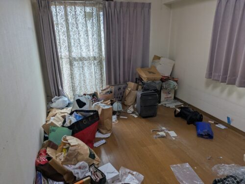 ゴミに埋もれた洋室の残置物処分前2