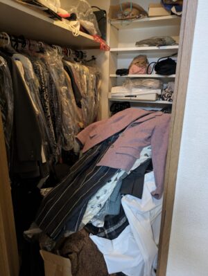 ゴミに埋もれたウォークインクローゼットの残置物処分前
