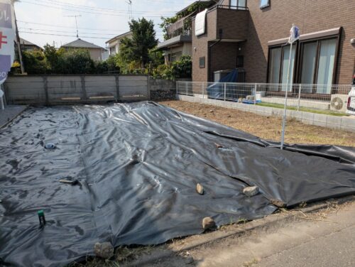 端から順番に防草シートを設置していく