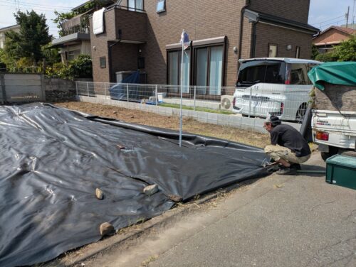 防草シートをピンでとめていく