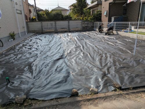 あと少しで防草シートの設置完了