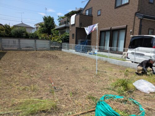 更地の端は手作業で草むしり