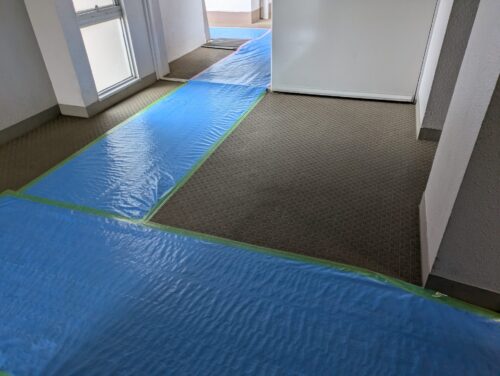 残置物の搬出前にエレベータ―や通路を養生