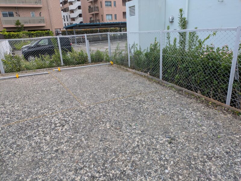 駐車場側面フェンス際草むしり後3