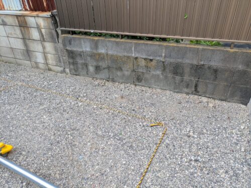 駐車場側面壁際草むしり後