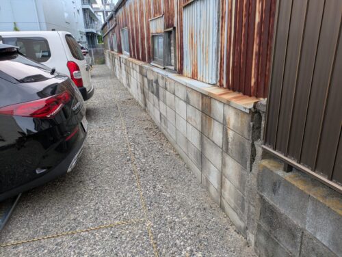 駐車場側面壁際草むしり後2