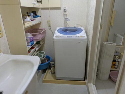 マンション残置物処分洗面所作業前