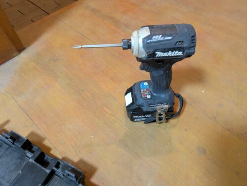 電動ドライバーを使用して作業