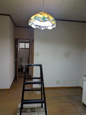 脚立を使用して作業