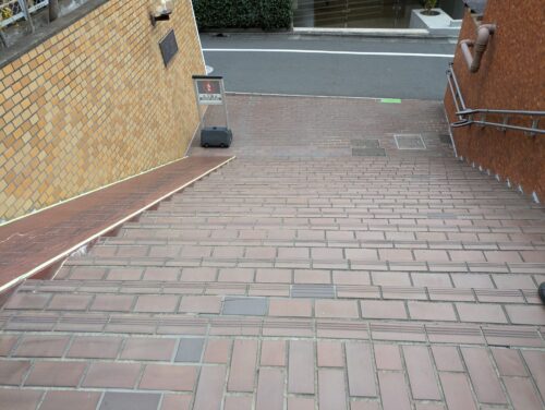 搬出するには長い階段を使用する必要があります