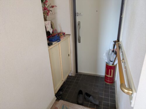 玄関残置物処分前