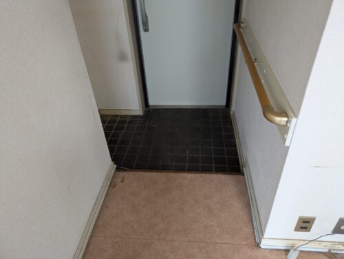 玄関残置物処分後