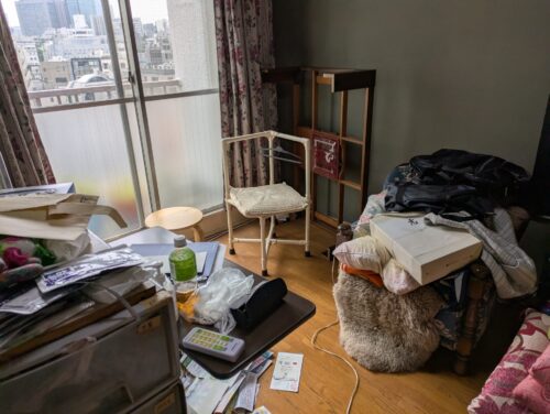 フローリング洋室残置物処分前