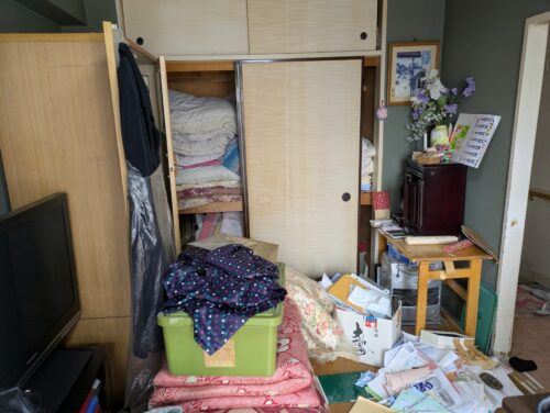 フローリング洋室収納残置物処分前