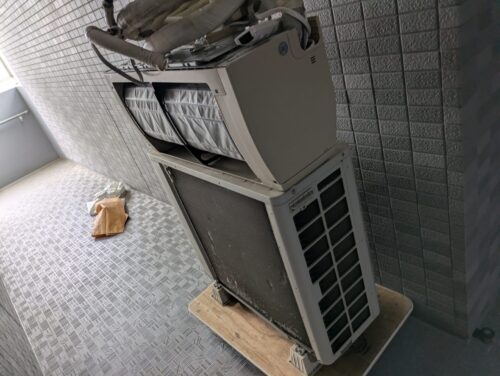 エアコンを台車に乗せて搬出