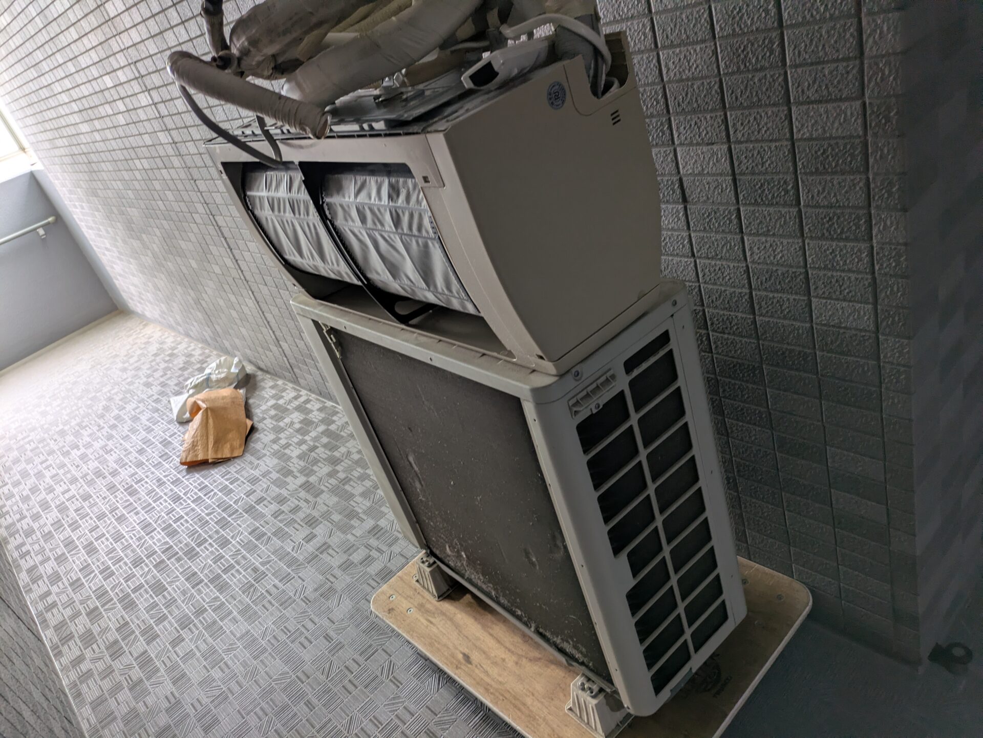 エアコンを台車に乗せて搬出