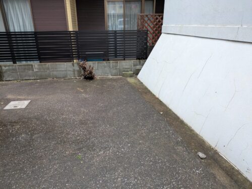 アパート側面2草むしり後