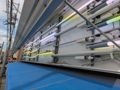 切れている蛍光灯が何本かある