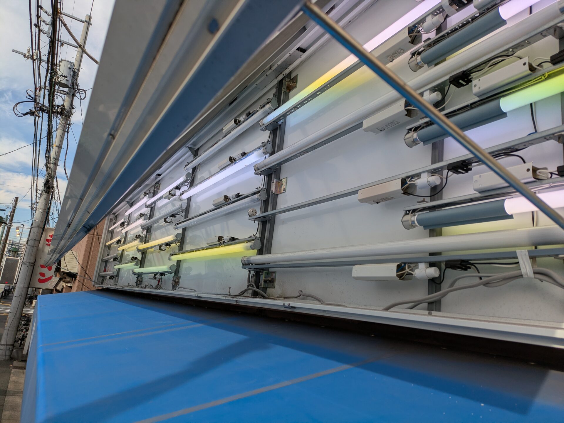 切れている蛍光灯が何本かある