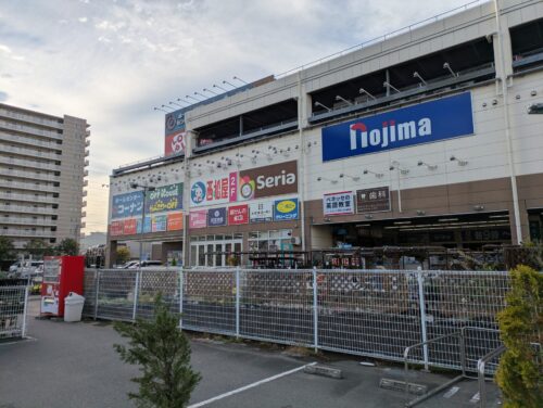 量販店へ新しい蛍光灯、点灯管を購入しに行く