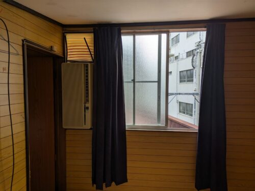 戸建て引越後処分3階寝室窓用エアコン取り外し前