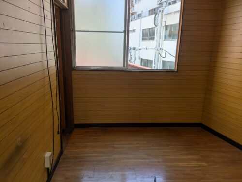 戸建て引越後処分3階寝室窓用エアコン取り外し後