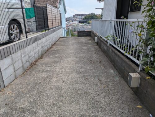 マンション入り口草むしり後