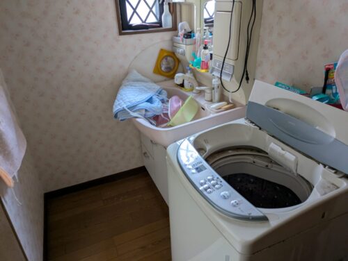 戸建て残置物処分洗面所作業前