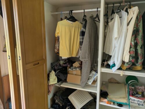 戸建て残置物処分1階洋室クローゼット作業前
