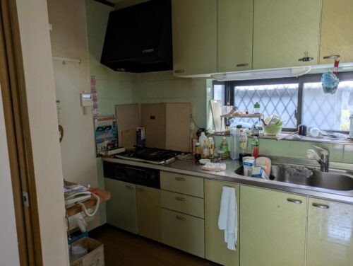 戸建て残置物処分キッチン作業前