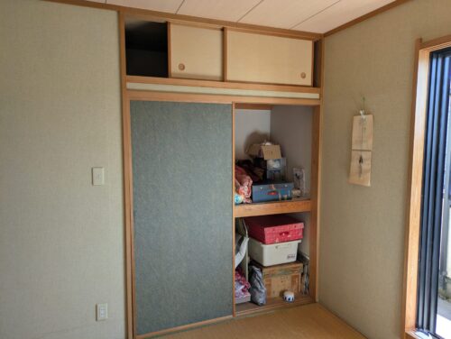 戸建て残置物処分2階和室押入れ作業前