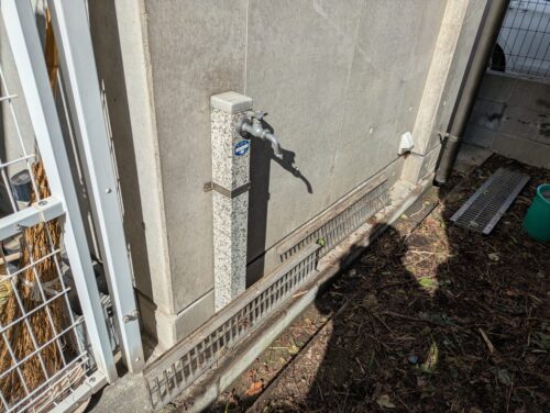 側溝グレーチングを外す