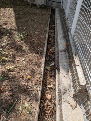 側溝に溜まった落葉や土
