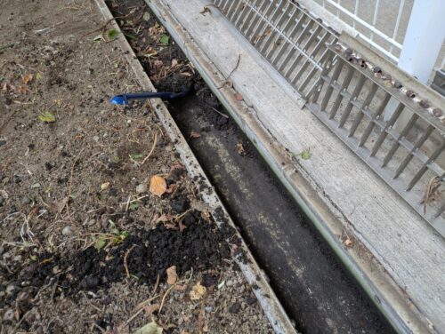 側溝の落葉や土をかき出す