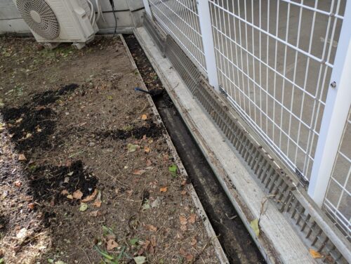 側溝の落葉や土をかき出す2