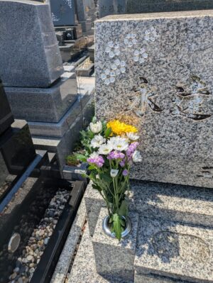 お花と線香をお供え