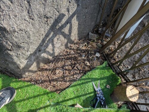 角地は形がいびつで人工芝は敷きにくい