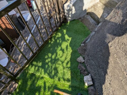 最後の部分人工芝を敷いた後