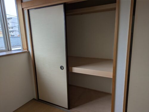 3階建戸建て残置物処分3階和室押入れ作業後