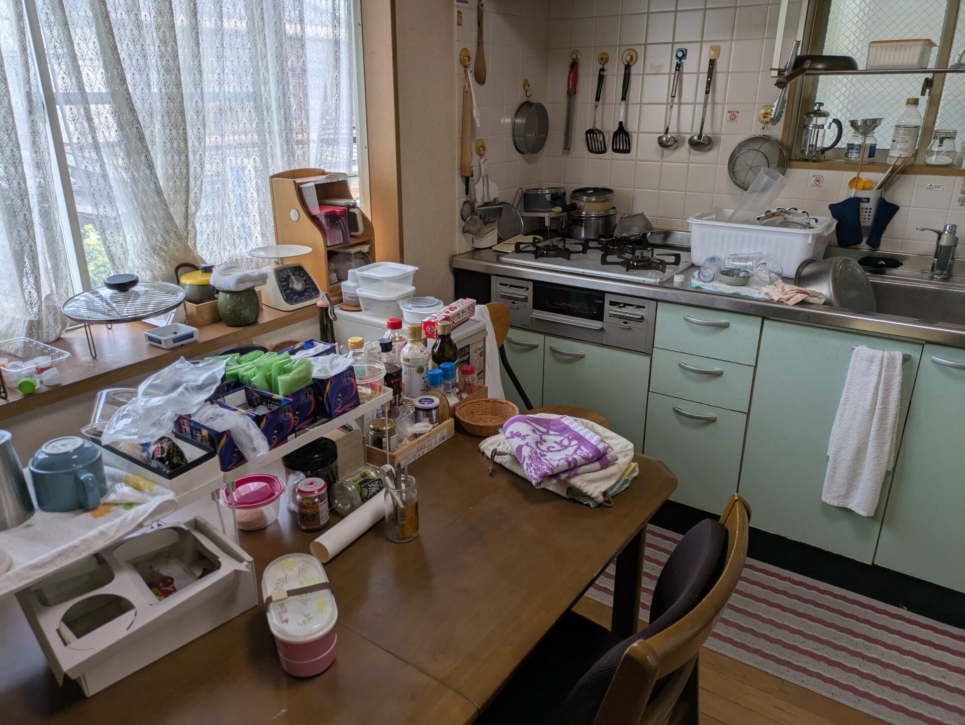 3階建戸建て残置物処分2階キッチン作業前