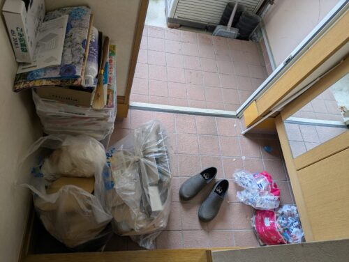 3階建戸建て残置物処分玄関作業前