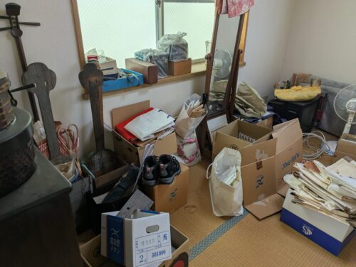 3階建戸建て残置物処分3階和室作業前