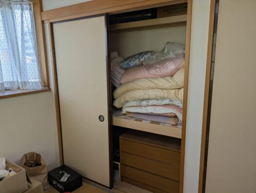 3階建戸建て残置物処分3階和室押入れ作業前