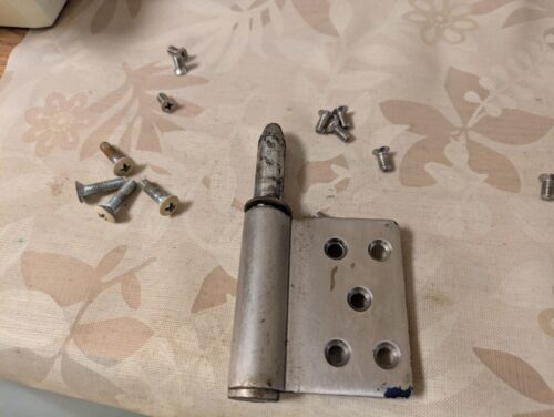 外したドア蝶番部品