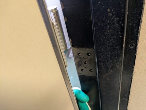 ドア蝶番を外した後