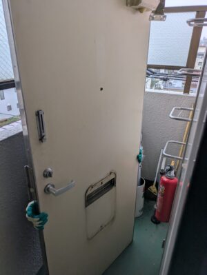 外したドアを取り付ける