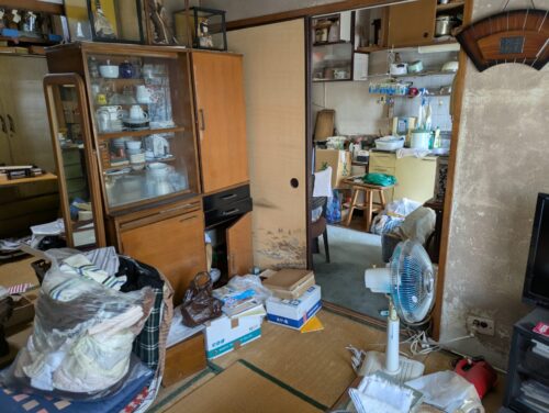 大量の残置物処分和室1作業前2