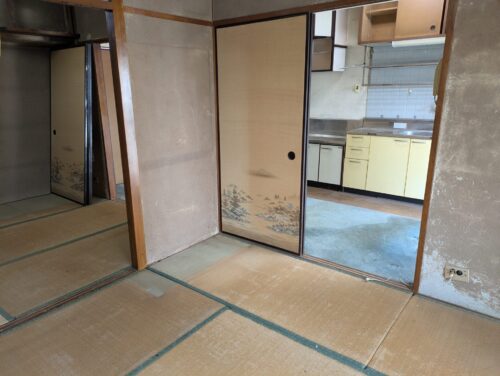 大量の残置物処分和室1作業後2
