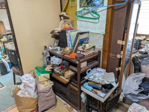 大量の残置物処分和室2作業前