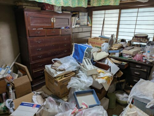大量の残置物処分和室3作業前